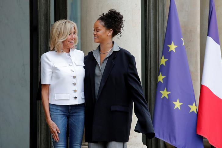 © Reuters. Cantora Rihanna com Brigitte Macron, mulher do presidente francês