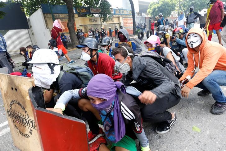 © Reuters. Manifestantes protestam durante greve contra Maduro em Caracas