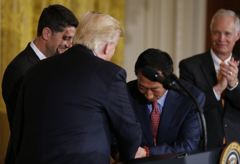© Reuters. Foxconn Chairman Gou is greeted U.S. President Trump at White House event in Washington