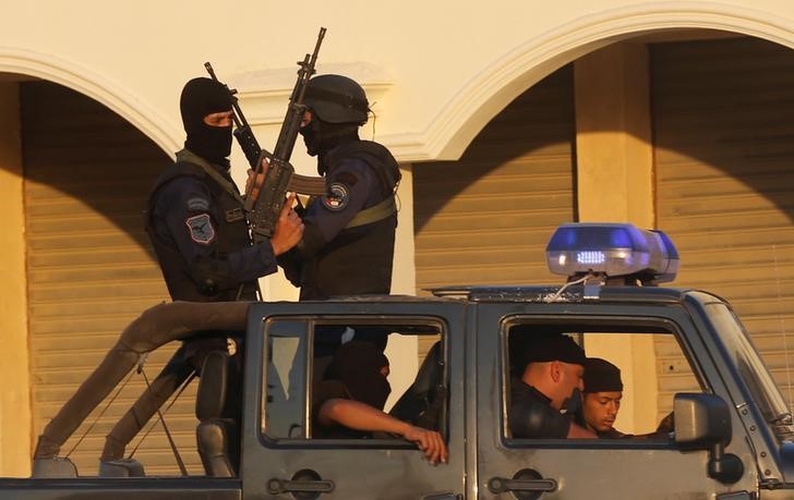 © Reuters. بيانان: مقتل 4 مسلحين في اشتباك مع الشرطة بمصر وإحباط هجوم انتحاري