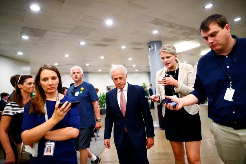 © Reuters. Senator Bob Corker (R-TN) arrives for a health care vote on Capitol Hill in Washington