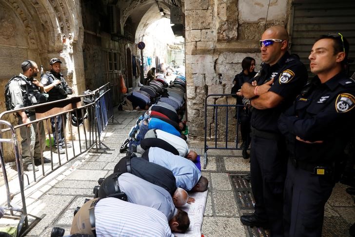 © Reuters. إقرار أولي في الكنيست لقانون يصعب التنازل عن أجزاء من القدس