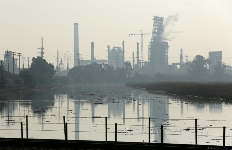 © Reuters. FILE PHOTO - A view of the Tesoro refinery in Martinez
