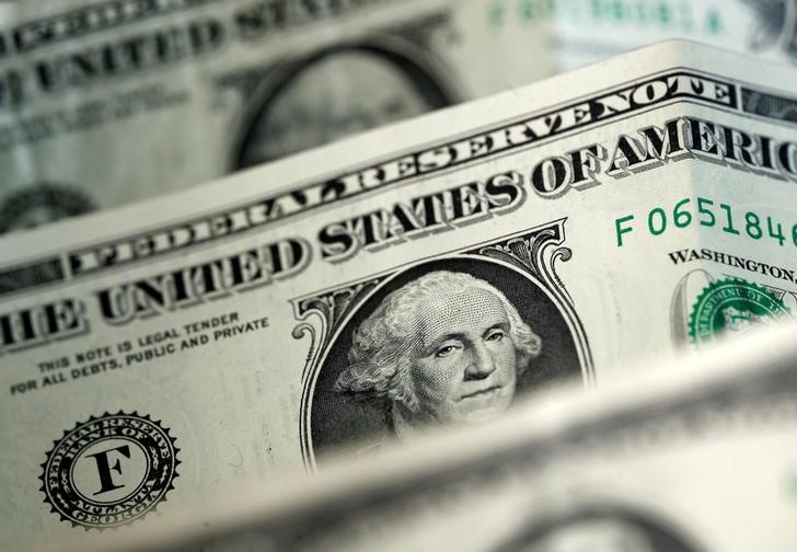 © Reuters. Купюры валюты доллар США