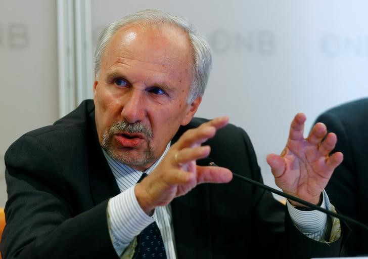 © Reuters. ECB Governing Council member Nowotny addresses a news conference in Vienna