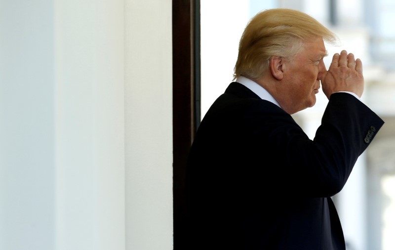 © Reuters. Foto de archivo. El presidente estadounidense, Donald Trump, saluda a un marine durante una salida de la Casa Blanca en Washington