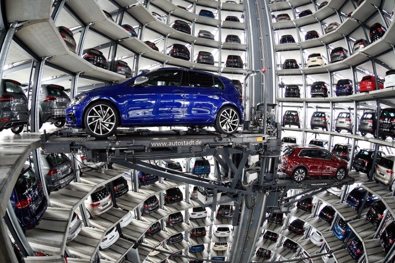 © Reuters. FILE PHOTO: VW cars are loaded in a delivery tower at the plant of German carmaker Volkswagen in Wolfsburg