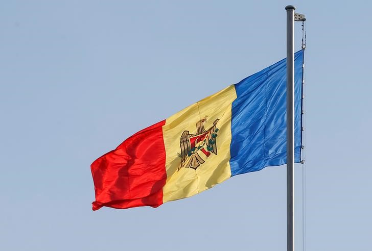 © Reuters. Флаг Молдавии в центре Кишинёва