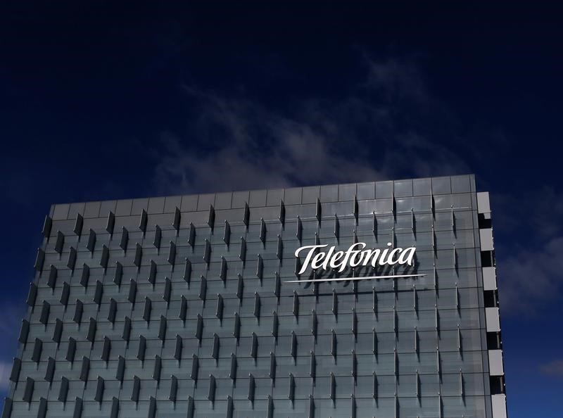 © Reuters. Logo of Spain's Telefonica is seen on its headquarters outside Madrid