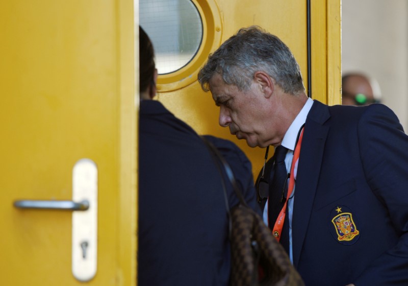 © Reuters. FILE PHOTO: Spain's football federation (RFEF) president Villar walks out through a door before the World Cup 2018 Qualifying match between Spain and Liechtenstein at the Reino de Leon stadium in Leon