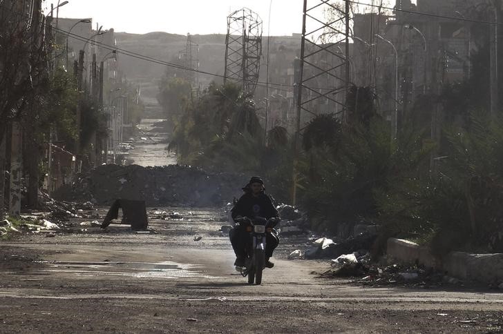 © Reuters. الجيش السوري يتقدم صوب السخنة وعينه على دير الزور