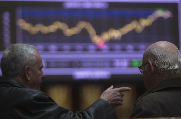 © Reuters. Трейдеры на фондовой бирже Мадрида