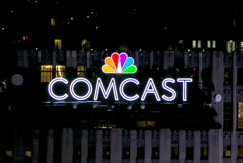 © Reuters. FILE PHOTO: The NBC and Comcast logo are displayed on top of 30 Rockefeller Plaza, formerly known as the GE building, in midtown Manhattan