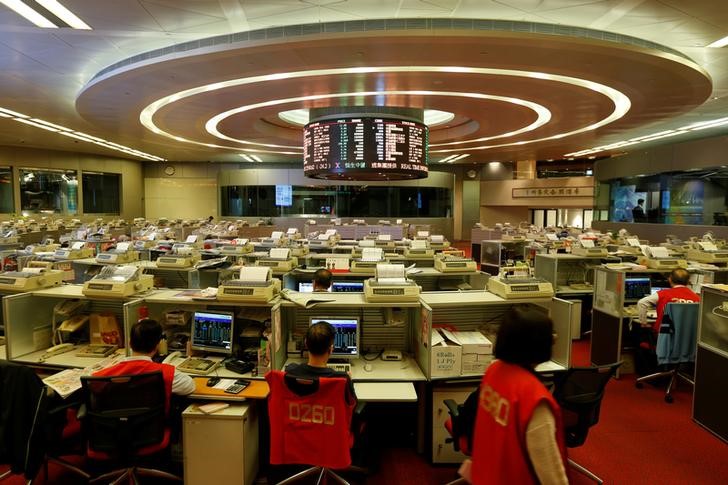 © Reuters. Тредйеры на фондовой бирже Гонконга