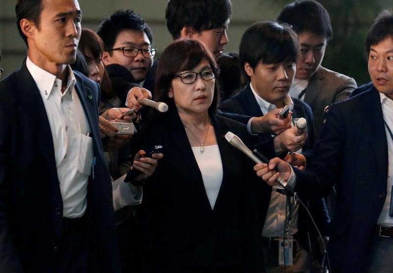 © Reuters. هيئة الإذاعة والتلفزيون: وزيرة الدفاع اليابانية ستستقيل