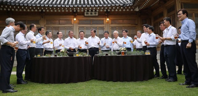 © Reuters. South Korean President Moon Jae-in and corporate tycoons have a happy-hour meeting at Sangchunjae at the Blue House in Seoul