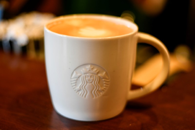 © Reuters. FILE PHOTO: A cup of coffee rests on a counter at a Starbucks coffeehouse in Austin, Texas