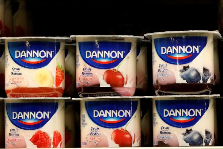 © Reuters. Йогурты Dannon компании Danone в супермаркете в Нью-Йорке