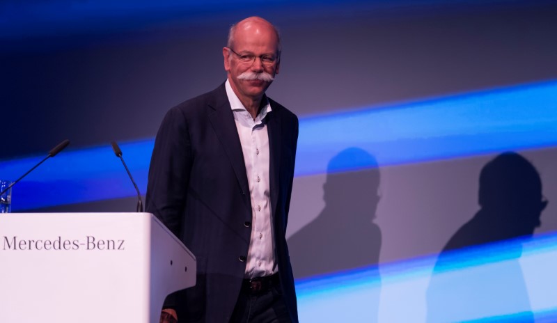 © Reuters. Dieter Zetsche, Chairman of the Board of Management of Daimler AG and Head of Mercedes-Benz Cars, takes part in the ground breaking ceremony for the second battery factory at Daimler subsidiary ACCUMOTIVE in Kamenz