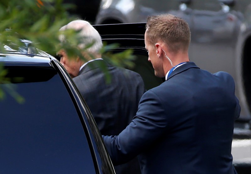 © Reuters. U.S. Attorney General Jeff Sessions leaves the West Wing of the White House in Washington