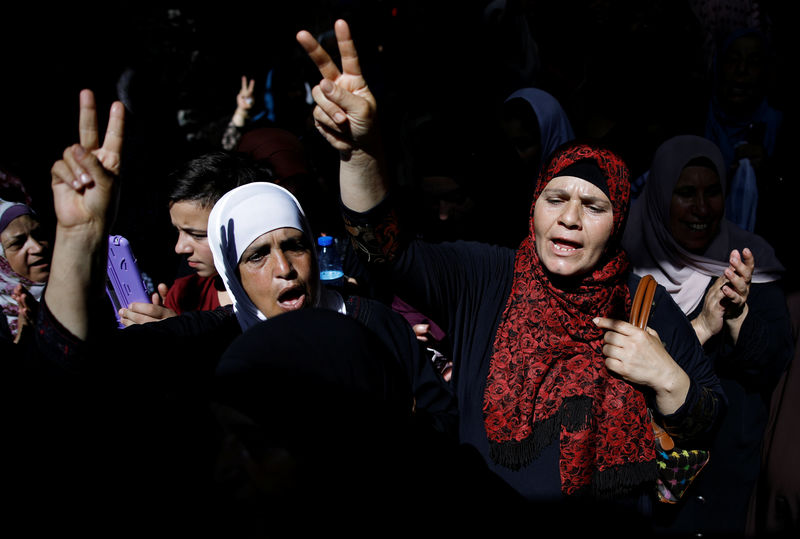 © Reuters. Palestinian women flash victory signs as they take part in celebrations marking Israel's removal of all security measures it had installed at the compound known to Muslims as Noble Sanctuary and to Jews as Temple Mount, in Jerusalem's Old City