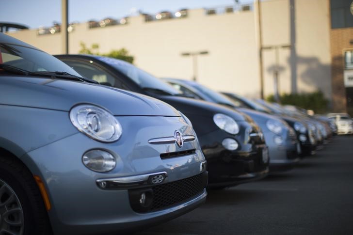 © Reuters. Автомобили Fiat 500 в дилерском центре Motor Village в Лос-Анджелесе