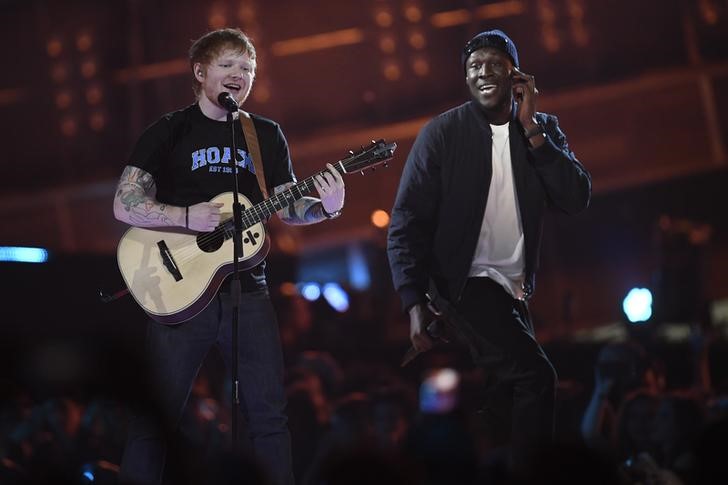 © Reuters. Cantor Ed Sheeran e rapper Stormzy, durante apresentação em Londres