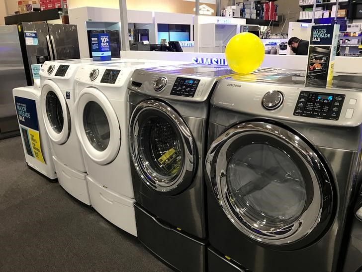 © Reuters. Durable goods are seen on sale in a store in Los Angeles