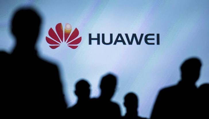 © Reuters. Логотип Huawei на выставке IFA Electronics в Берлине