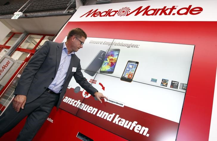 © Reuters. Wolfgang Kirsch, CEO of Media-Saturn Germany uses a huge online product information screen in the European state-of-the-art store of German electronics retailer Media-Saturn after a news conference at the headquarters in Ingolstadt