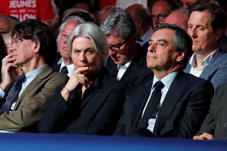 © Reuters. Ex-primeiro-ministro francês François Fillon, ao lado de sua mulher, durante evento em Paris