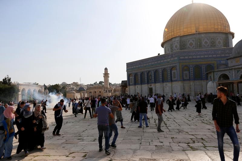 © Reuters. سقوط مصابين في اشتباكات بين قوات إسرائيلية ومصلين بالمسجد الأقصى