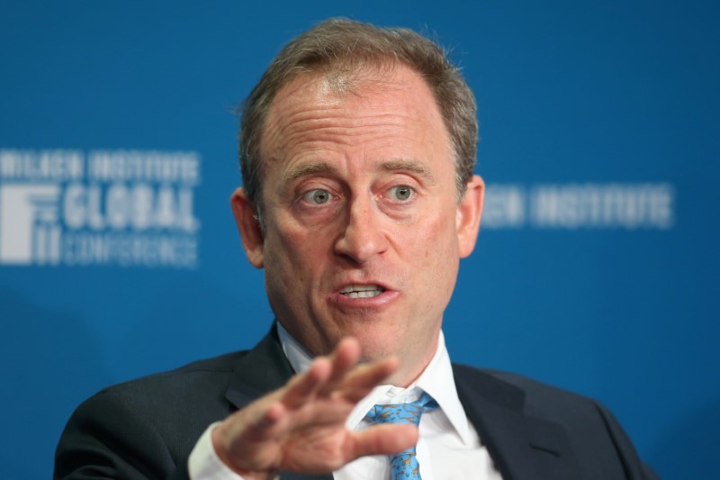 © Reuters. Joshua Harris, Co-Founder and a member of the Board of Directors at Apollo Global Management, LLC, speaks during the Milken Institute Global Conference in Beverly Hills