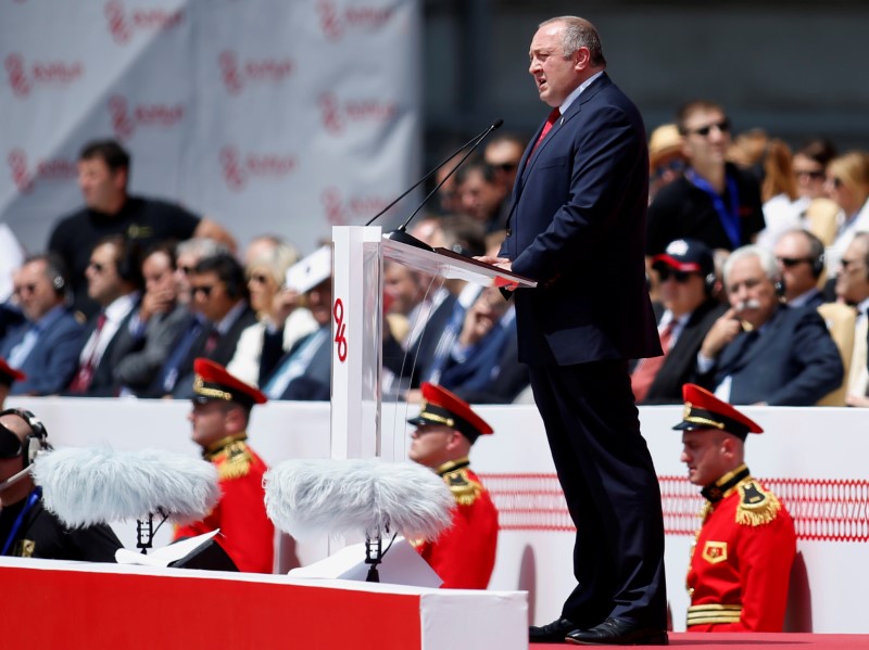© Reuters. Georgia's President Margvelashvili addresses soldiers during the oath-taking ceremony on Georgia's Independence Day in Tbilisi