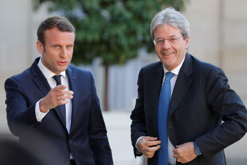 © Reuters. French President Macron meets Italian PM Gentiloni at the Elysee Palace in Paris