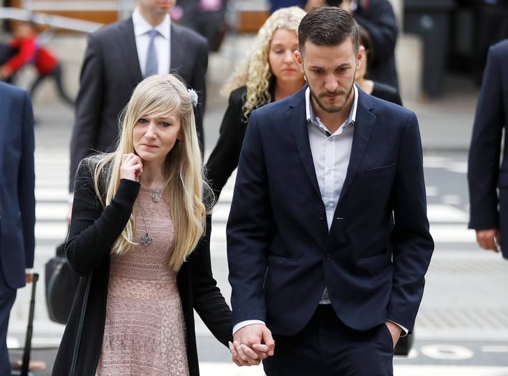 © Reuters. Pais do bebê britânico Charlie Gard, Coonie Yates e Chris Gard, em Londres