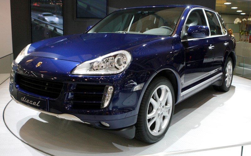 © Reuters. FILE PHOTO: A Porsche Cayenne Diesel is displayed during the first media day of the 79th Geneva Car Show in Geneva