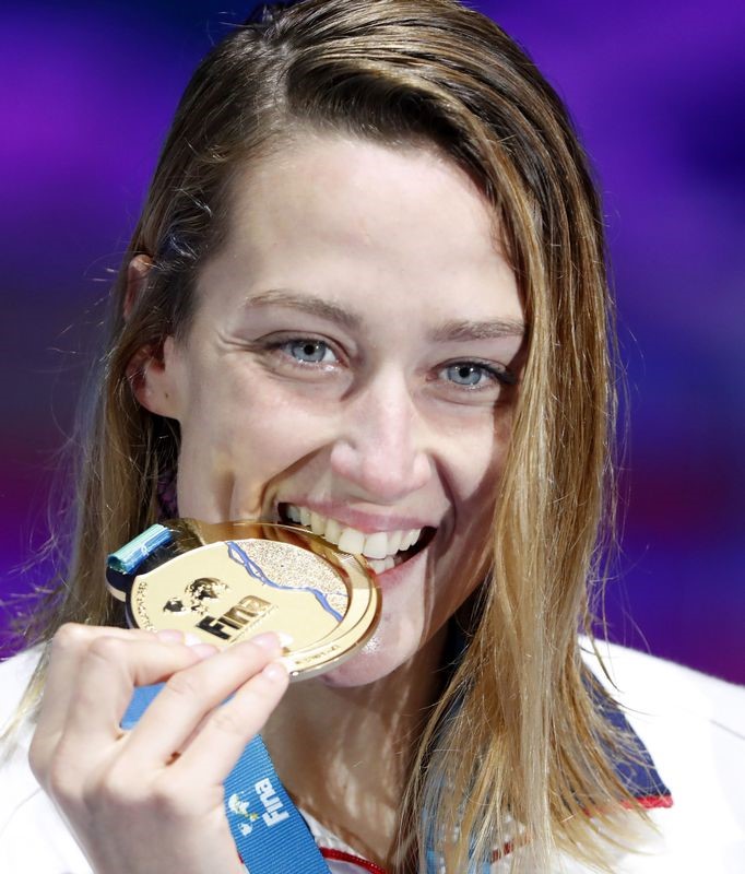 © Reuters. Mireia Belmonte gana el oro de 200m mariposa en mundial de natación
