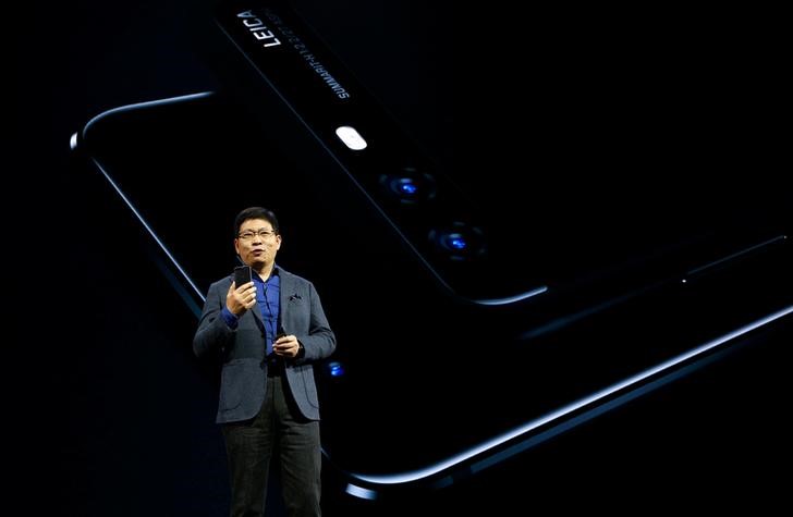 © Reuters. Richard Yu, presidente-executivo da divisão de consumidores da Huawei, apresenta o modelo P10 no  Mobile World Congress em Barcelona, Espanha