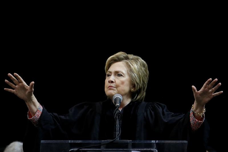 © Reuters. هيلاري كلينتون تكشف في مذكراتها أسرار انتخابات 2016 وتعرضها للتمييز كامرأة