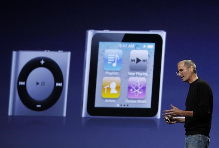 © Reuters. iPod Shuffle (D) e iPod Nano (E) em projeção durante apresentação de Steve Jobs em San Francisco