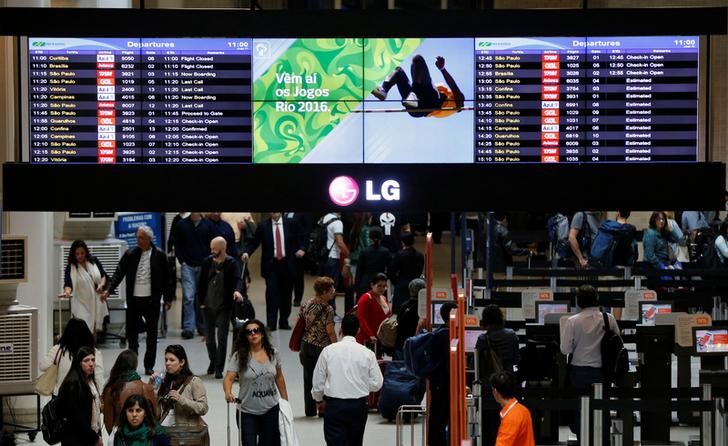 © Reuters. Passageiros no aeroporto Santos Dumont no Rio de Janeiro, Brasil