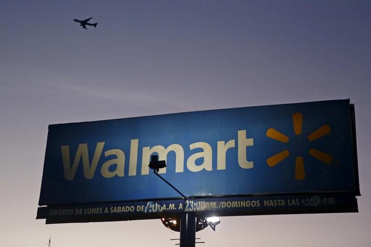 © Reuters. Outdoor do Wal-Mart na Cidade do México, México