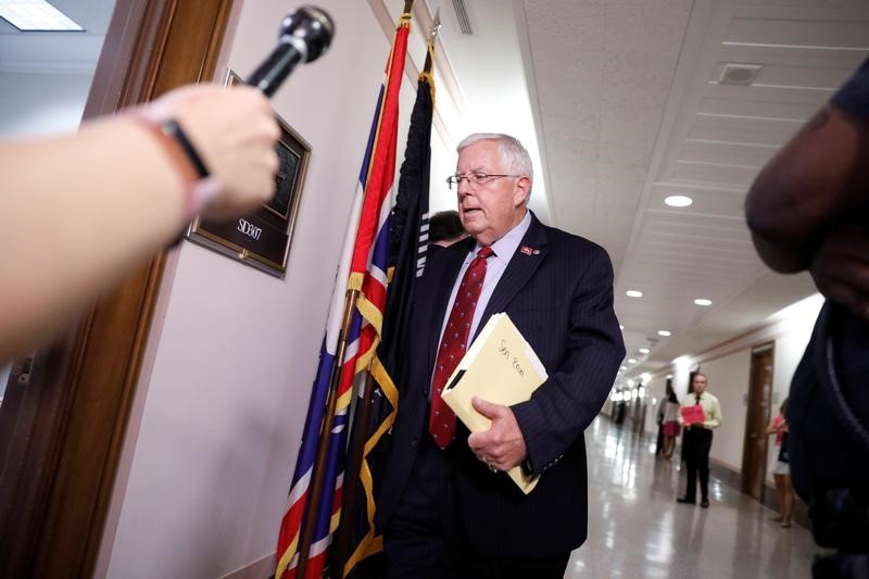 © Reuters. Senator Mike Enzi (R-WY) arrives for a meeting about the Republican healthcare bill on Capitol Hill in Washington