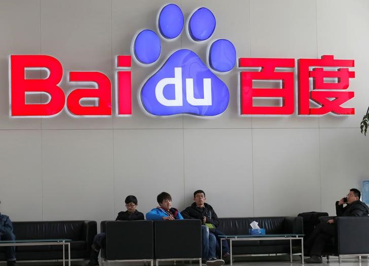 © Reuters. People sit in front of the company logo of Baidu at its headquarters in Beijing