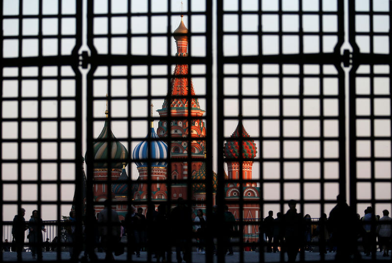 © Reuters. FILE PHOTO:St. Basil's Cathedral is seen through a gate in Red Square in central Moscow