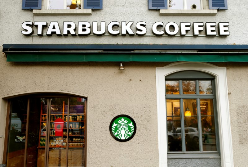 © Reuters. FILE PHOTO - Company's logo is seen at a Starbucks coffee shop in Zurich