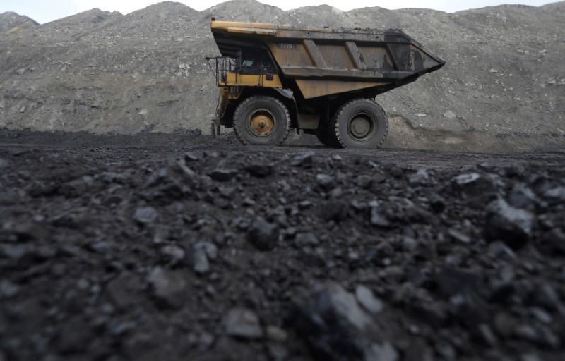 © Reuters. FILE PHOTO: Dump trucks haul coal and sediment at the Black Butte coal mine outside Rock Springs, Wyoming, United States