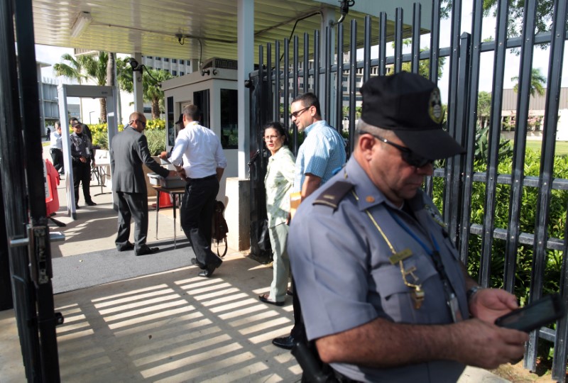 © Reuters. FILE PHOTO: People pass security outside the federal court building where Puerto Rico's main creditors meet before a U.S. bankruptcy judge in San Juan