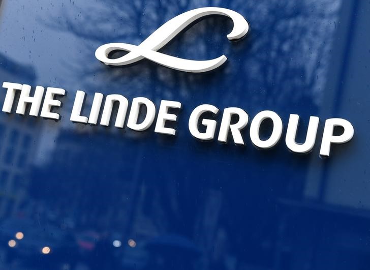 © Reuters. Linde Group logo is seen at company building before the annual news conference in Munich